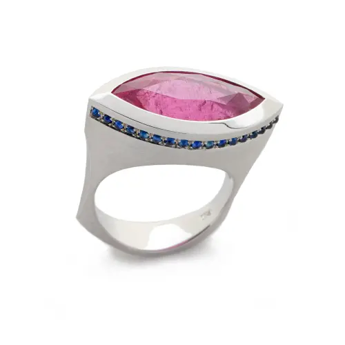 1177118 Ring mit Turmalin Navette
und Safir Cabochons
in 750 Weißgold