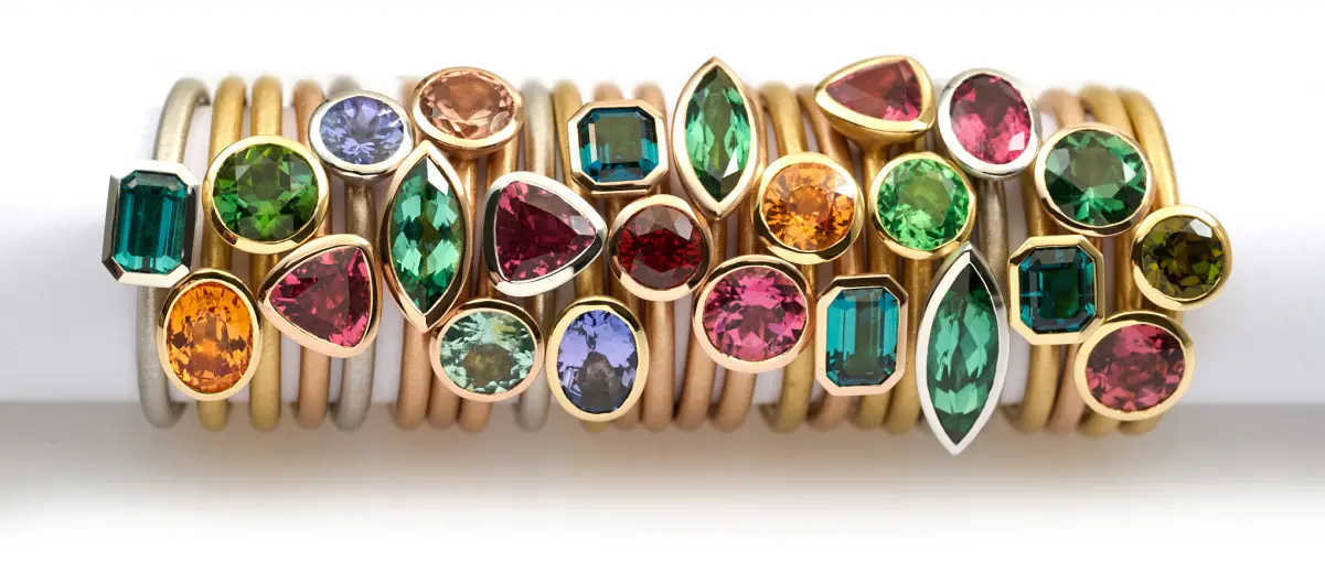 Solistinis Ring aus 750 Gold mit verschiedenen Farbsteinen und Formen