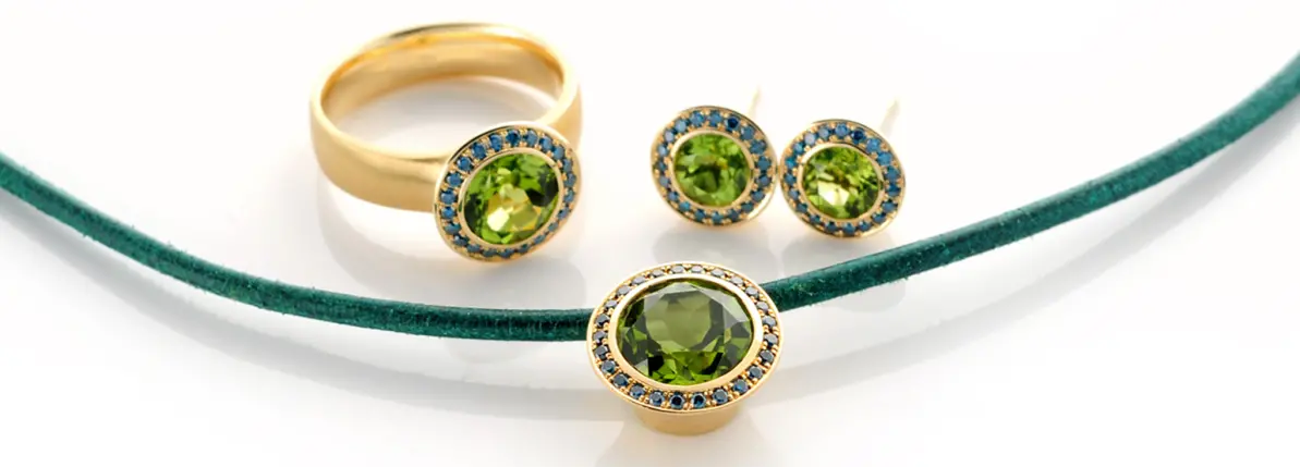1495007-3303015-4287004
Schmuckset 750 Rotgold, mit Peridot und blauen Brillanten